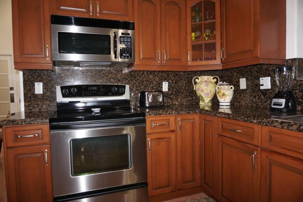 New Luxury Vacation Dream Rental- Sleeps 15! マイアミ エクステリア 写真