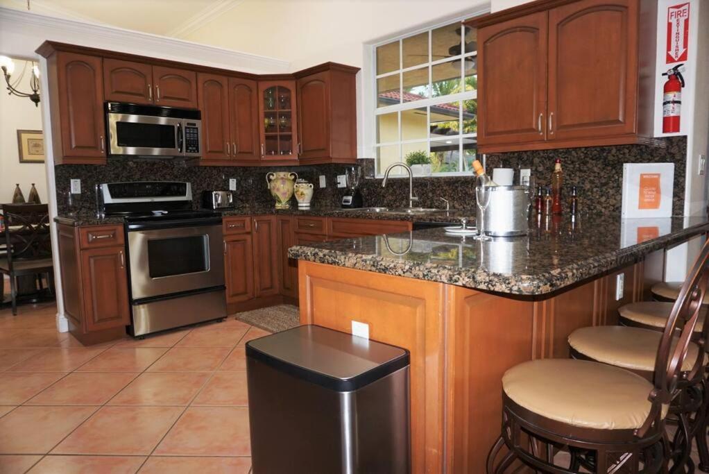 New Luxury Vacation Dream Rental- Sleeps 15! マイアミ エクステリア 写真