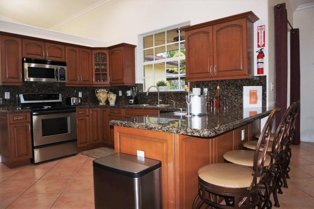 New Luxury Vacation Dream Rental- Sleeps 15! マイアミ エクステリア 写真